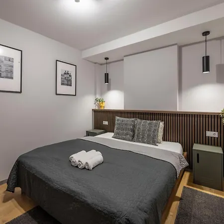 Exclusive Duplex With Balcony On Elisabeth St' Apartment *