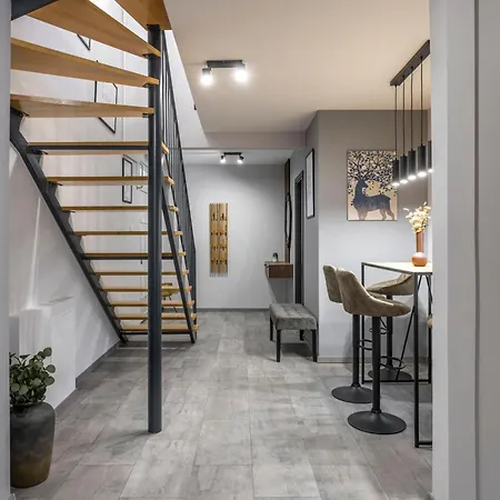 Exclusive Duplex With Balcony On Elisabeth St' *