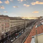 Exclusive Duplex With Balcony On Elisabeth St' Apartment *