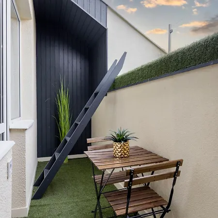 Exclusive Duplex With Balcony On Elisabeth St' *