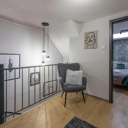 Exclusive Duplex With Balcony On Elisabeth St' Apartmán *
