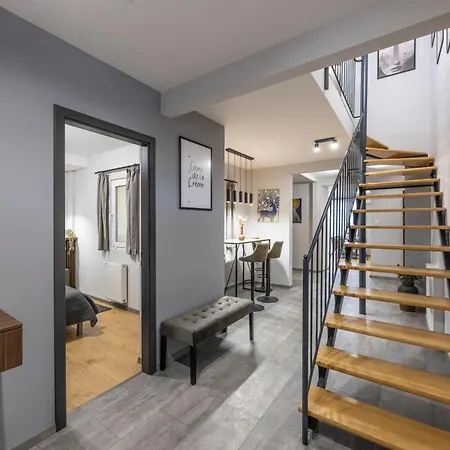 דירה Exclusive Duplex With Balcony On Elisabeth St' *