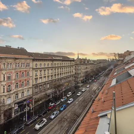 Exclusive Duplex With Balcony On Elisabeth St' Apartmán *