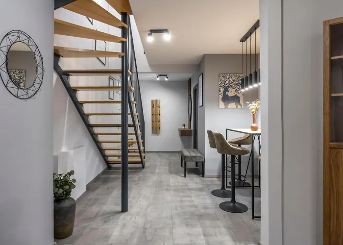 Exclusive Duplex With Balcony On Elisabeth St' *