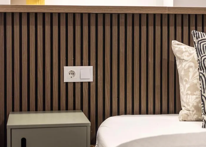 Exclusive Duplex With Balcony On Elisabeth St'