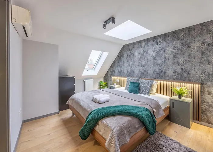 Exclusive Duplex With Balcony On Elisabeth St' *