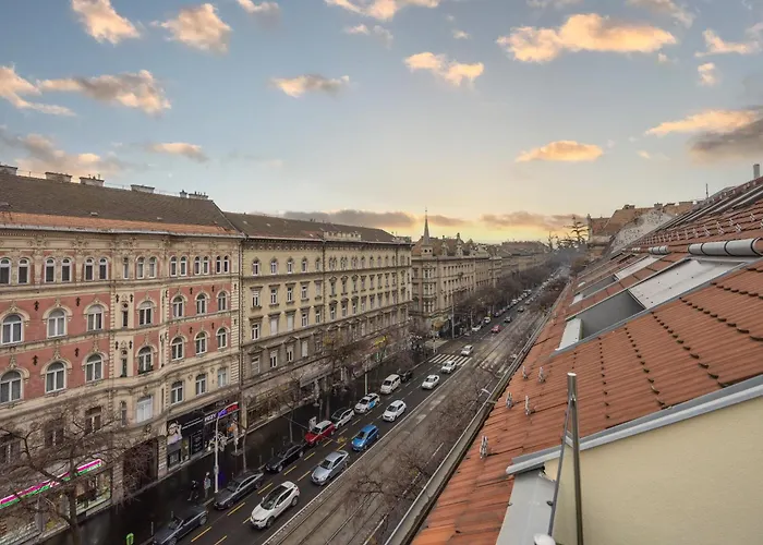Exclusive Duplex With Balcony On Elisabeth St' Apartman *