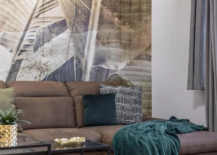 Exclusive Duplex With Balcony On Elisabeth St' *