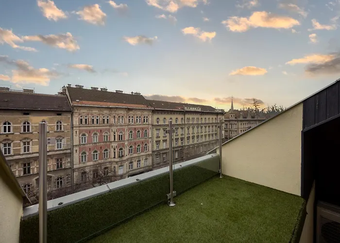 Exclusive Duplex With Balcony On Elisabeth St'