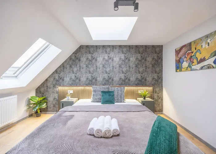 Exclusive Duplex With Balcony On Elisabeth St' Apartman