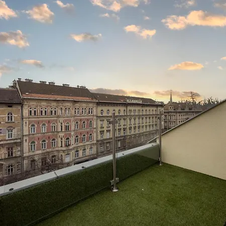 Exclusive Duplex With Balcony On Elisabeth St'